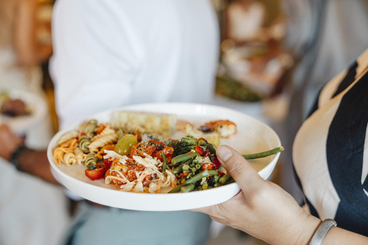 gevuld bord tijdens feest